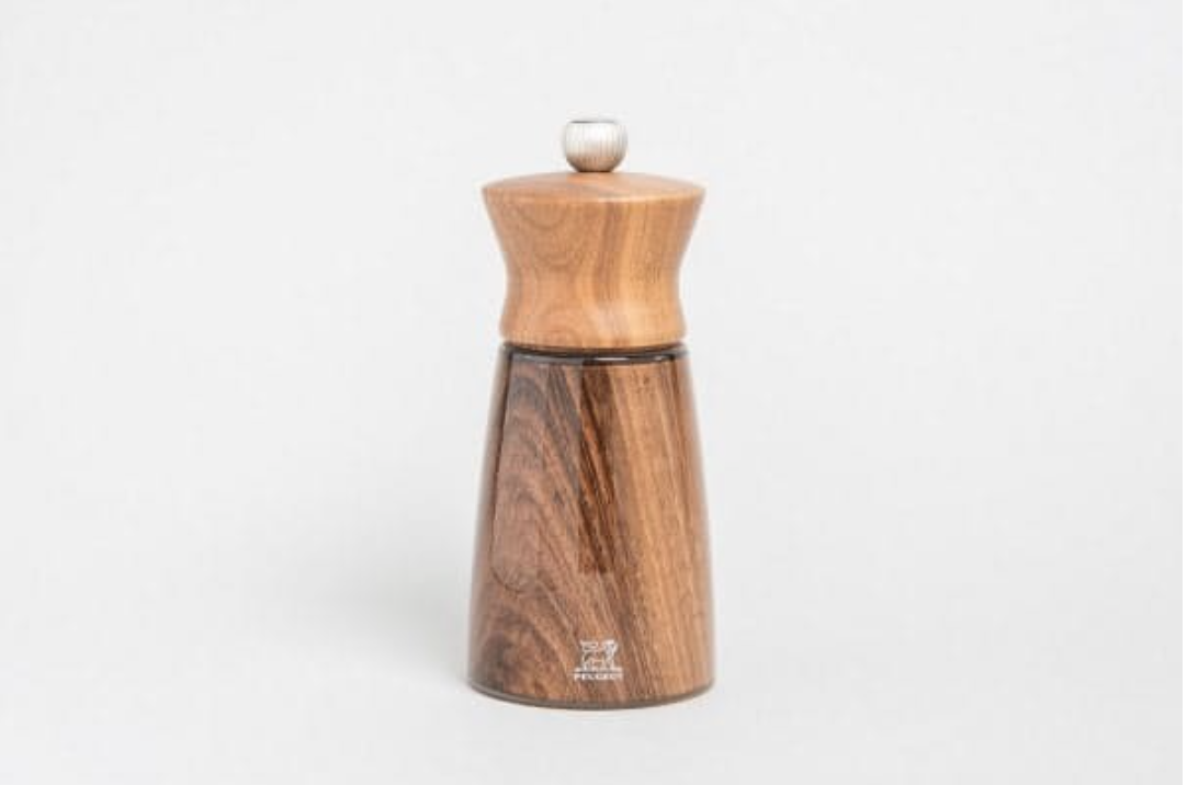 Peugeot "Méribel" (manufacturer's suggested retail price of 11,000 yen). Made in France, diameter approx. 65 x height approx. 140 mm, knob adjustment, grinder made of iron / stainless steel, walnut resin coating finish